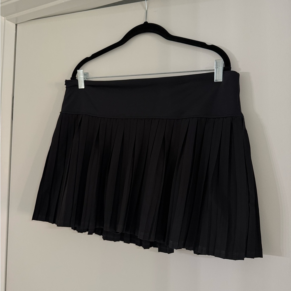 Black pleated tennis skort